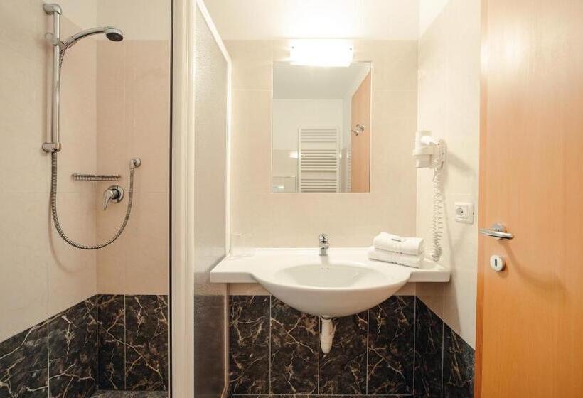 غرفة قياسية مزوَّدة بشُرفة, Ludwigshof & Luvina