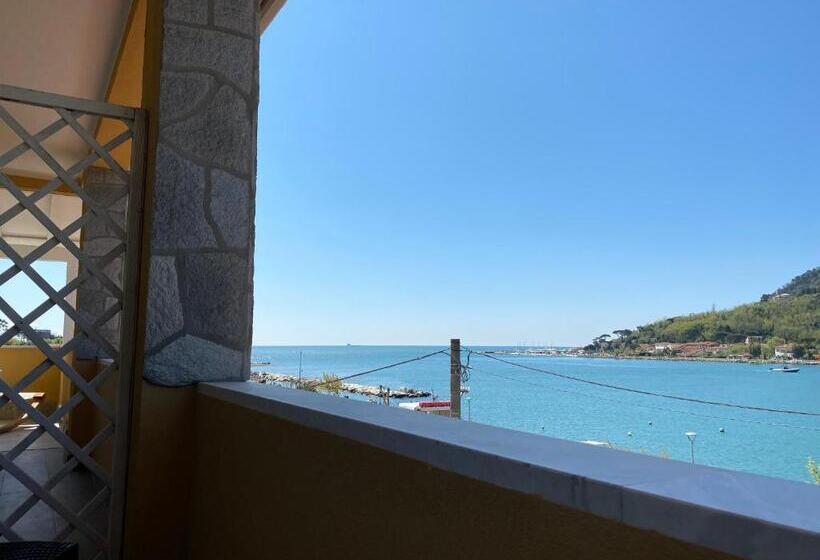 غرفة ديلوكس مطلّة علي البحر مزوَّدة بشُرفة, Maison Del Magra