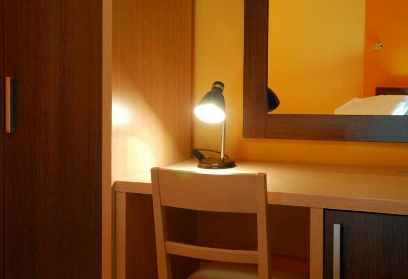 اتاق استاندارد سه نفره, Michelangelo