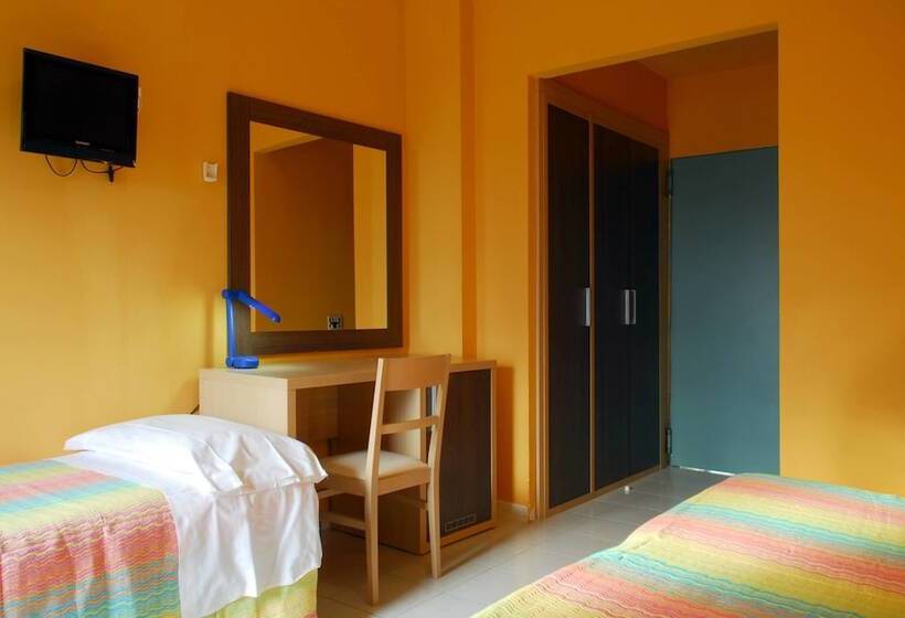 اتاق استاندارد سه نفره, Michelangelo