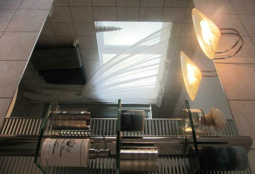 اتاق استاندارد, Pebble Stone House