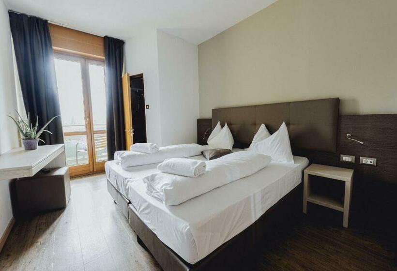 חדר סטנדרט עם מרפסת ונוף לגינה, Raffl