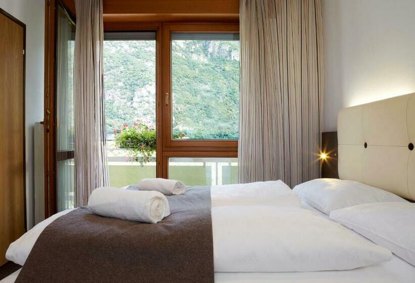 חדר סטנדרט לשלושה עם מרפסת, Raffl