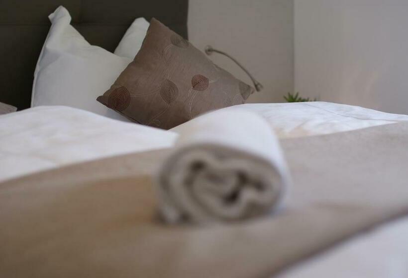 חדר סטנדרט לשלושה עם מרפסת, Raffl