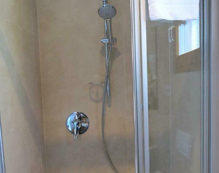 חדר סטנדרט לשלושה עם מרפסת, Raffl