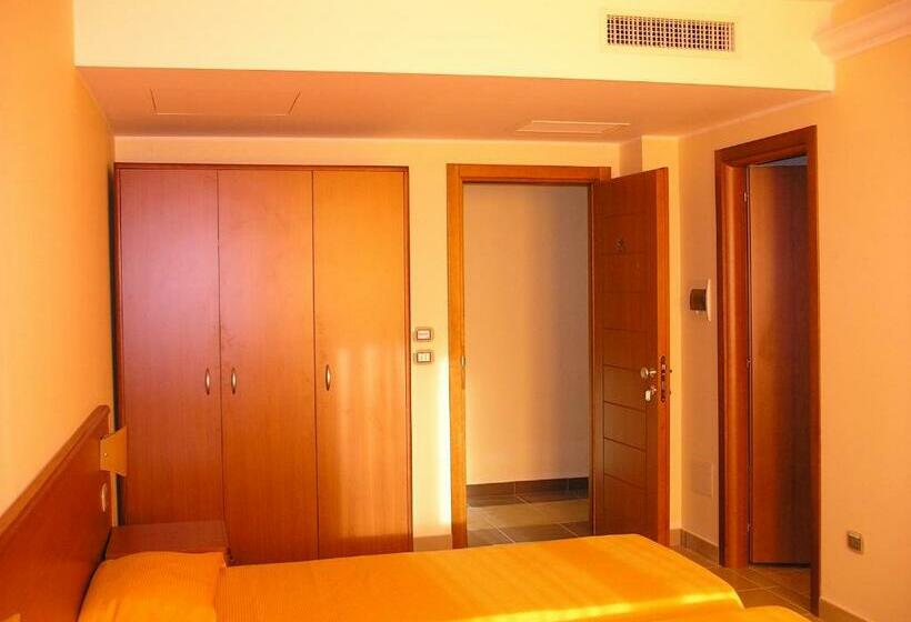 חדר סטנדרט לשלושה, Sette E Mezzo