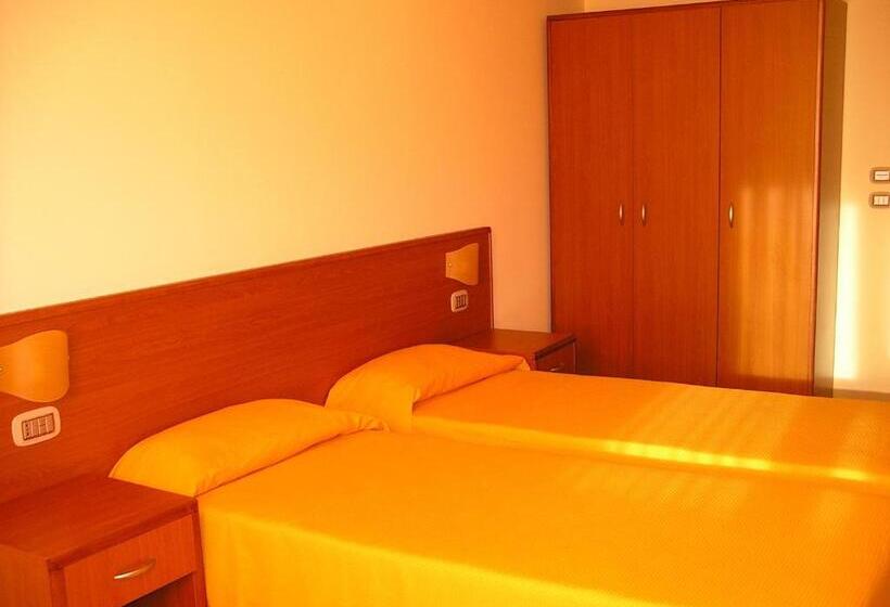 חדר סטנדרט לשלושה, Sette E Mezzo