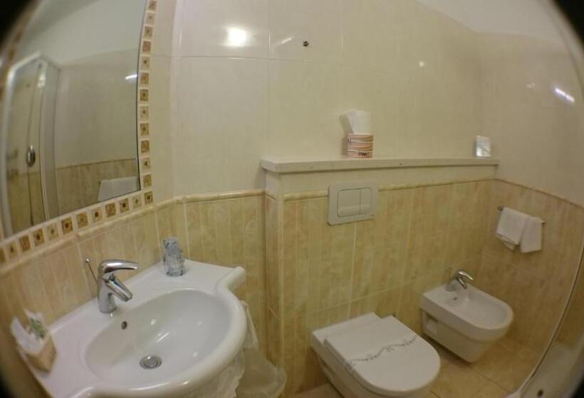 غرفة قياسية ثلاثية, Sette E Mezzo