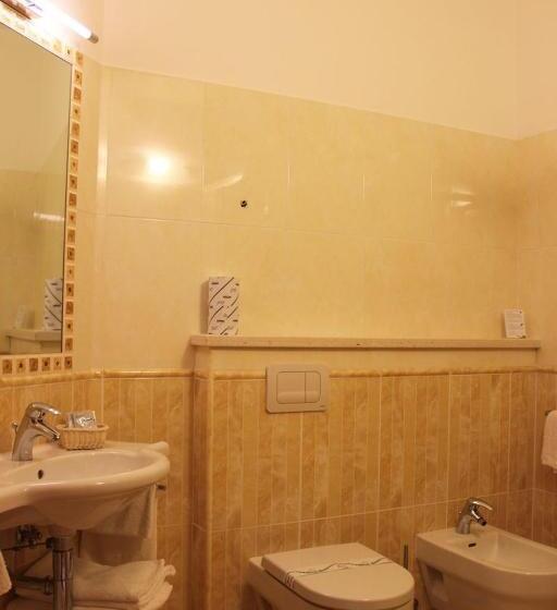 חדר סטנדרט לשלושה, Sette E Mezzo