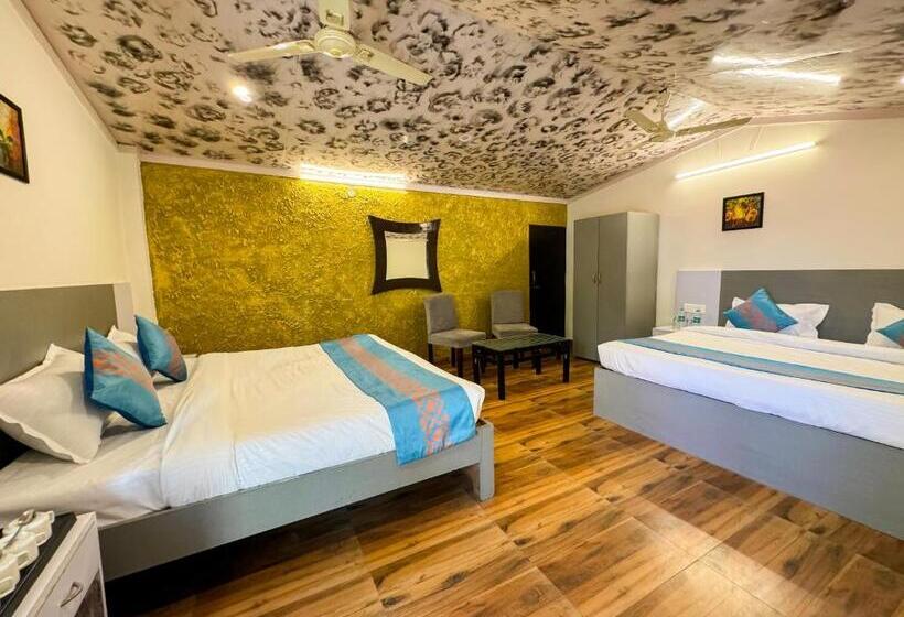 חדר סטנדרט לארבעה, Shelton Blu Resort Jim Corbett