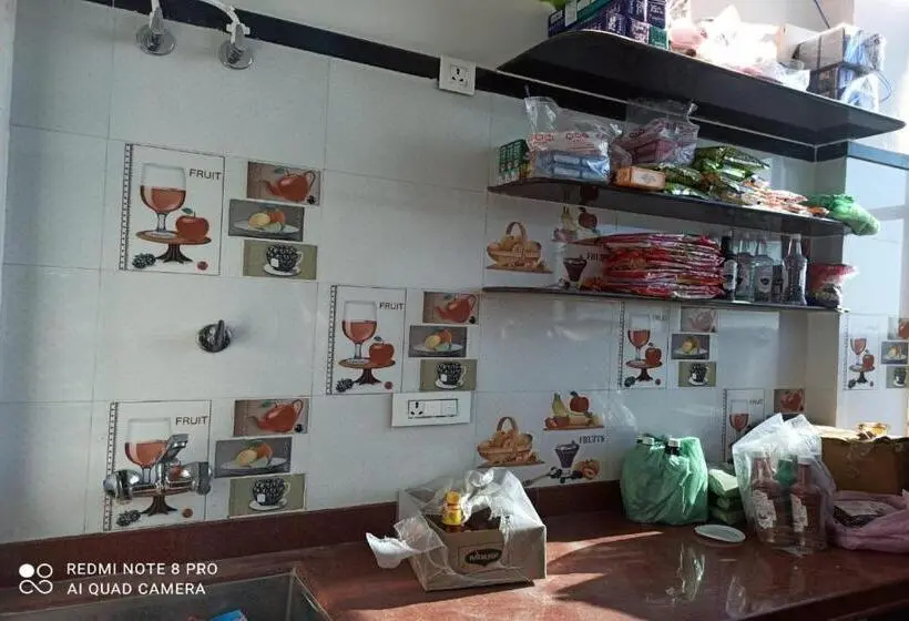 トリプルクラシックルーム, Oyo Shree Ganpati Cafe & Restaurant