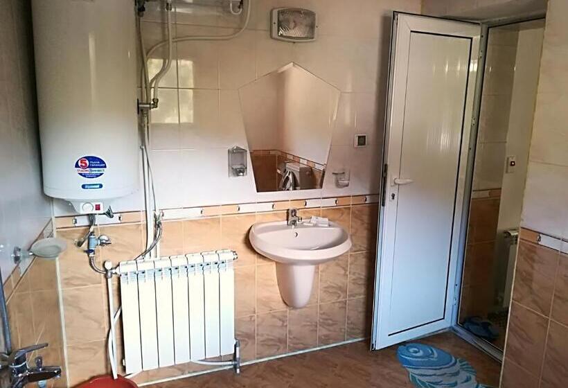 غرفة عائلية, Guest House Rosenovi