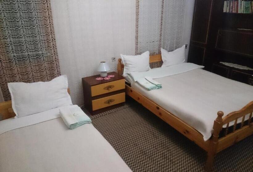 غرفة عائلية, Guest House Rosenovi