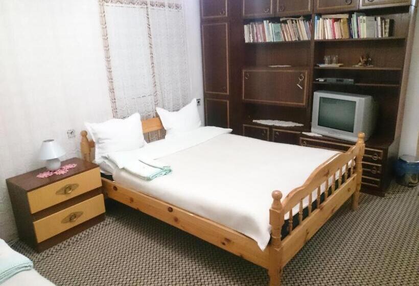 غرفة عائلية, Guest House Rosenovi