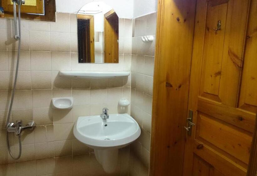 غرفة قياسية ثلاثية مزودة بشرفة, Guest House Rosenovi