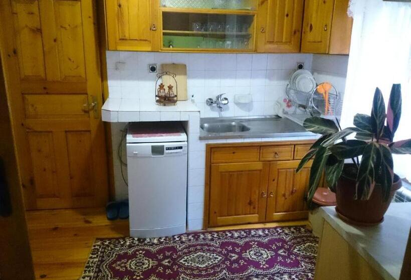 غرفة قياسية ثلاثية مزودة بشرفة, Guest House Rosenovi