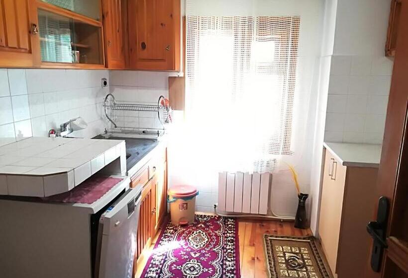 غرفة قياسية ثلاثية مزودة بشرفة, Guest House Rosenovi