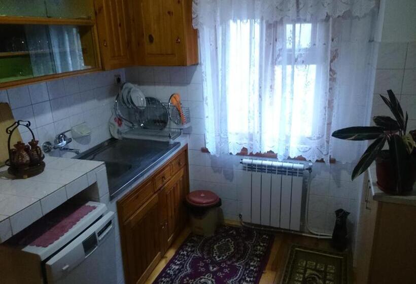 غرفة قياسية ثلاثية مزودة بشرفة, Guest House Rosenovi