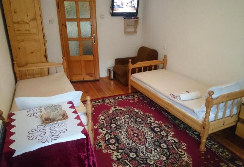 غرفة قياسية ثلاثية مزودة بشرفة, Guest House Rosenovi