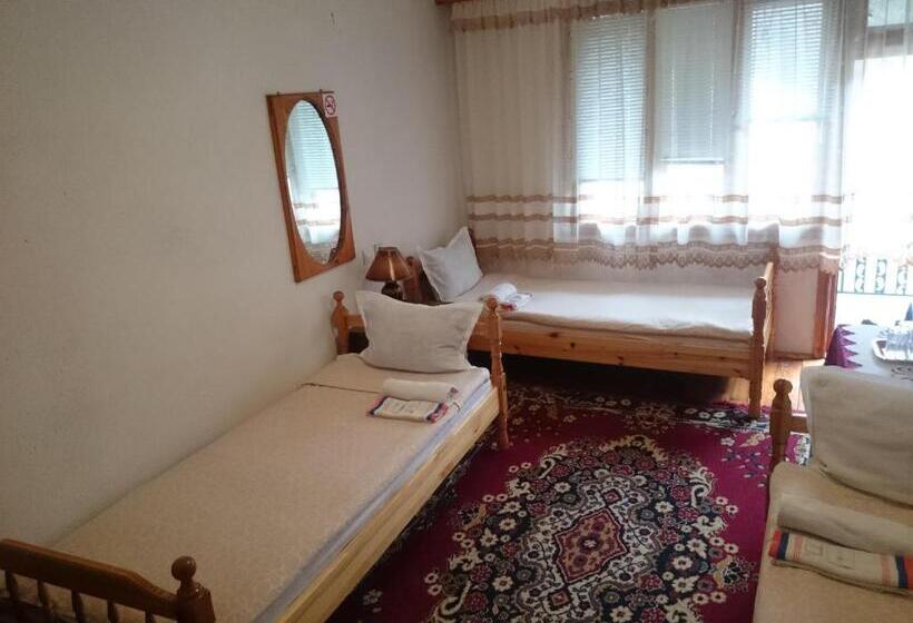 غرفة قياسية ثلاثية مزودة بشرفة, Guest House Rosenovi