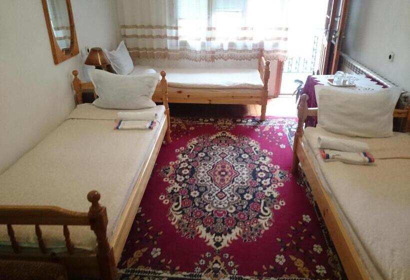 غرفة قياسية ثلاثية مزودة بشرفة, Guest House Rosenovi