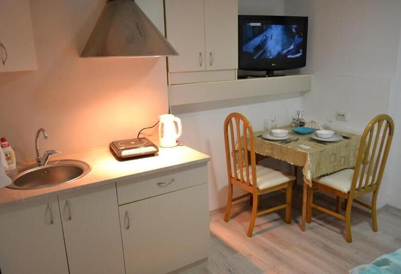 استودیوی استاندارد, Honey Home By Kostoski Inn