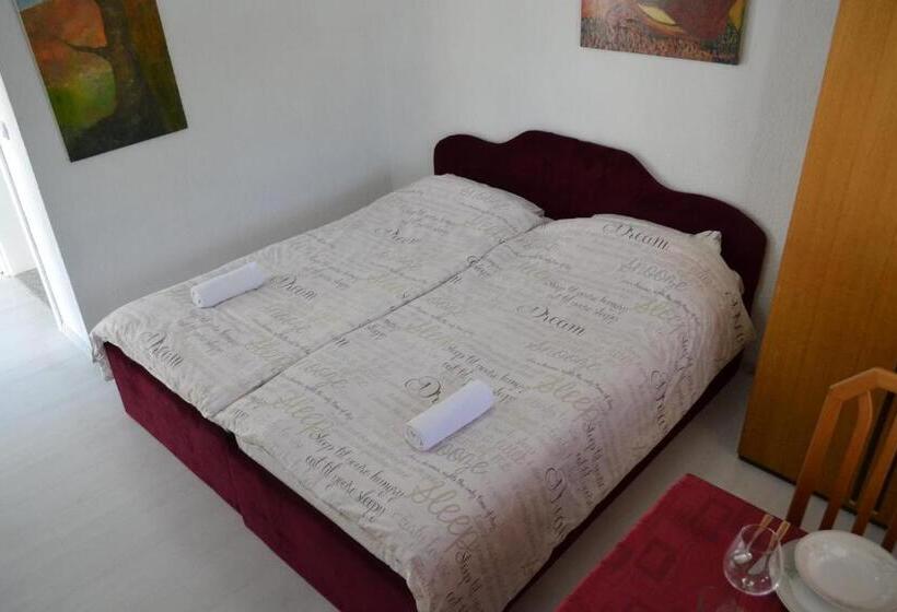استودیو استاندارد با چشم‌انداز باغ, Honey Home By Kostoski Inn