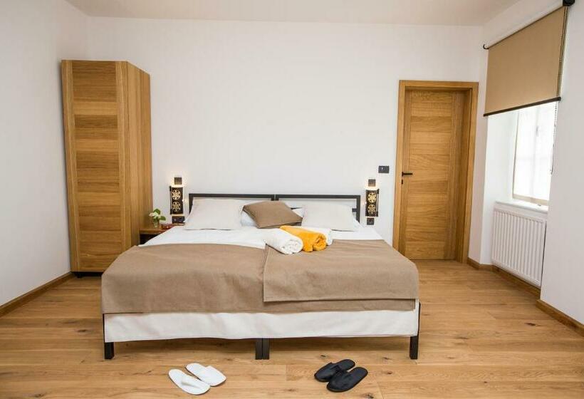 اتاق استاندارد با چشم‌انداز دریاچه, Old Parish House