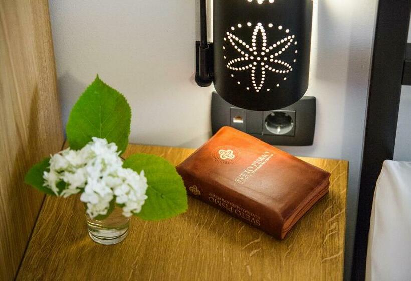 اتاق استاندارد با چشم‌انداز دریاچه, Old Parish House