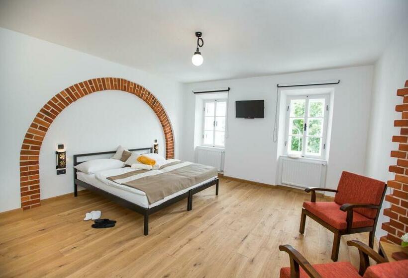 اتاق استاندارد با چشم‌انداز دریاچه, Old Parish House