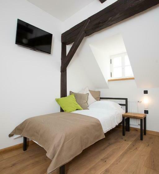 اتاق استاندارد, Old Parish House