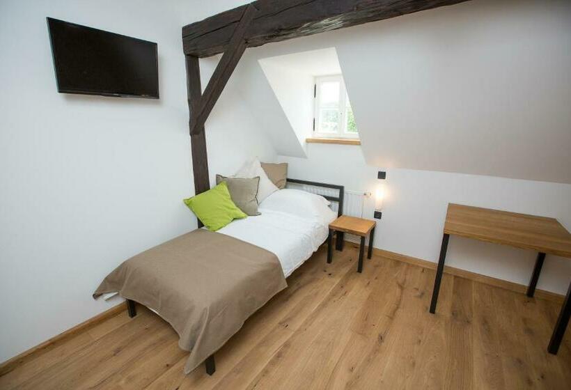 اتاق استاندارد, Old Parish House