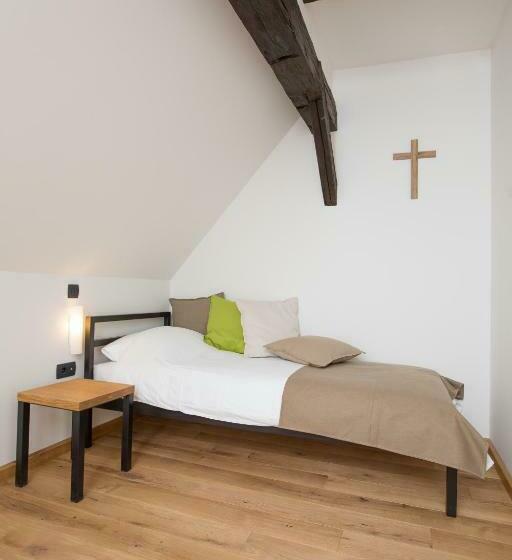 اتاق استاندارد, Old Parish House