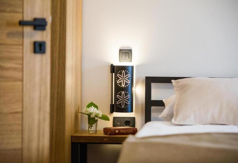 اتاق استاندارد, Old Parish House