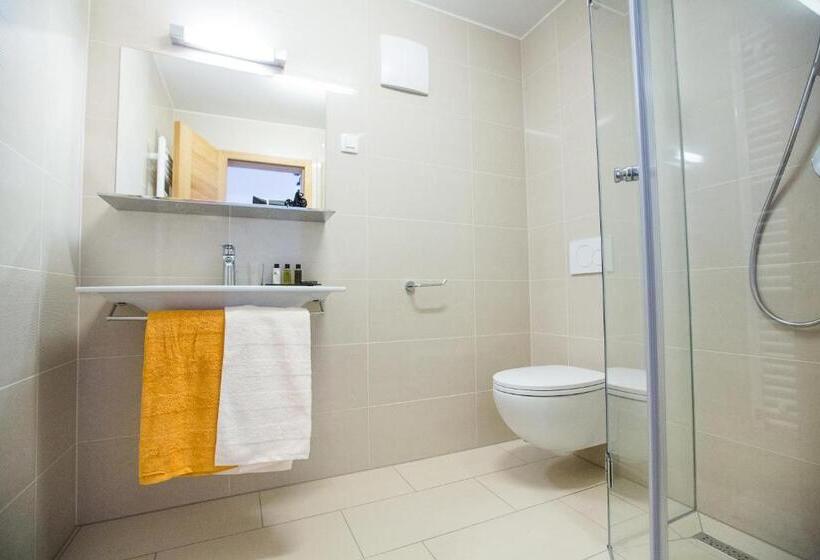 اتاق استاندارد, Old Parish House