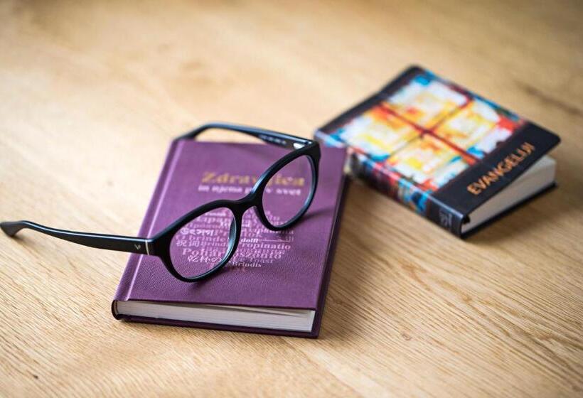 اتاق استاندارد, Old Parish House