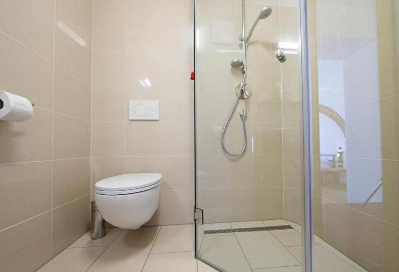 اتاق استاندارد, Old Parish House