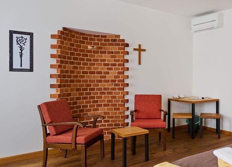 اتاق استاندارد با چشم‌انداز دریاچه, Old Parish House