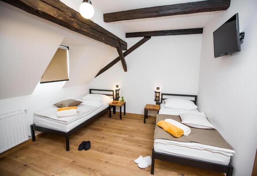 اتاق استاندارد, Old Parish House