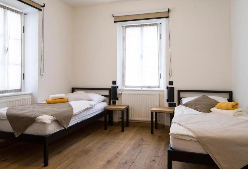 اتاق استاندارد, Old Parish House