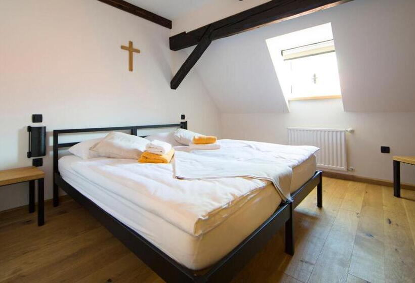 اتاق استاندارد, Old Parish House