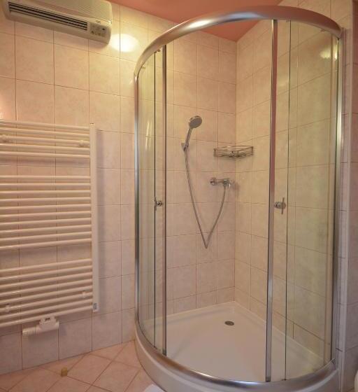 اتاق استاندارد سه نفره, Rooms & Apartments Kepic, Airport Accomodation