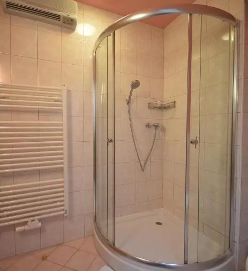 اتاق استاندارد سه نفره, Rooms & Apartments Kepic, Airport Accomodation