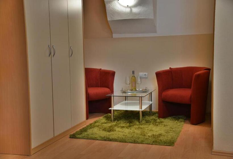 اتاق استاندارد سه نفره, Rooms & Apartments Kepic, Airport Accomodation