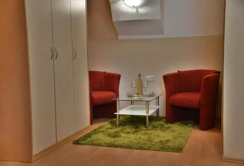 اتاق استاندارد سه نفره, Rooms & Apartments Kepic, Airport Accomodation