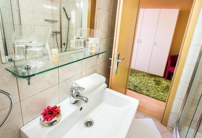 اتاق استاندارد سه نفره, Rooms & Apartments Kepic, Airport Accomodation