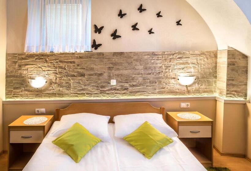 اتاق استاندارد سه نفره, Rooms & Apartments Kepic, Airport Accomodation