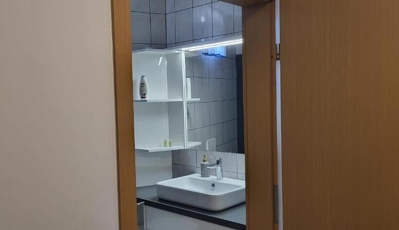 آپارتمان خانوادگی 2 خوابه, Rooms & Apartments Kepic, Airport Accomodation