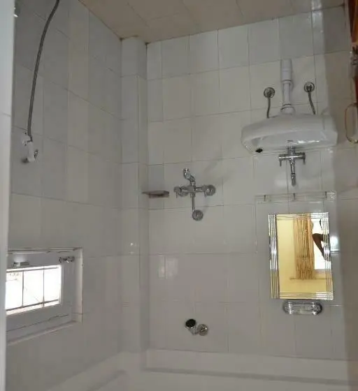 اتاق لوکس, Global Inn