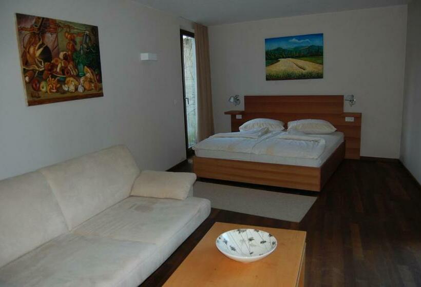 اتاق استاندارد سه نفره, Rakar